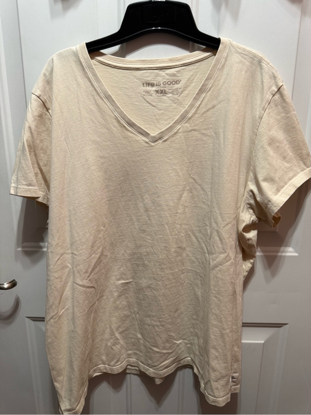 Life Is Good Women’s Short-Sleeve Crusher V-Neck Tee in Soft Cream XXL